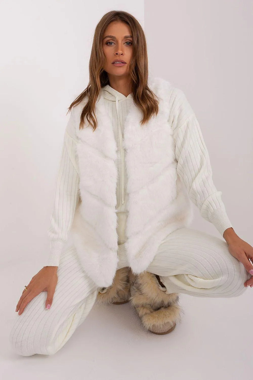 Elegant Multi-Pocket Faux Fur Vest for Every Event