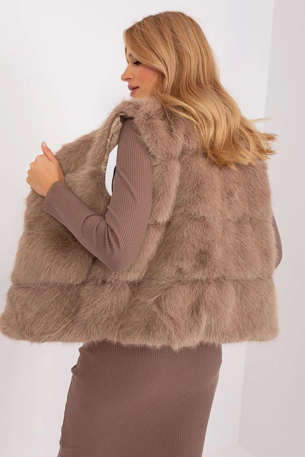 Elegant Multi-Pocket Faux Fur Vest for Every Event