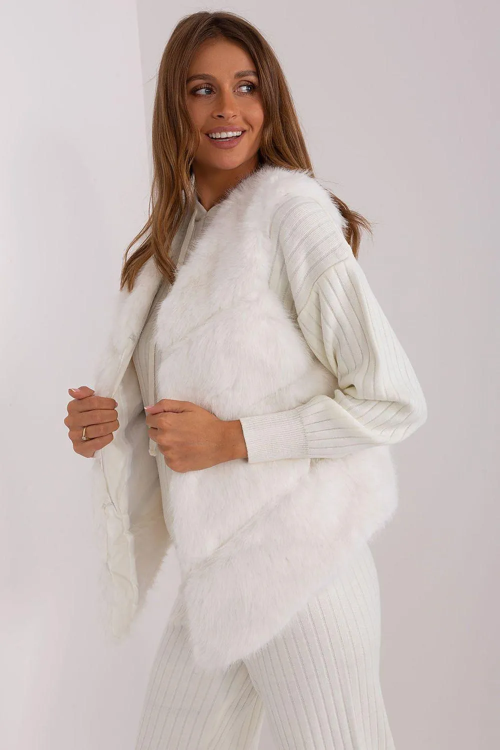 Elegant Multi-Pocket Faux Fur Vest for Every Event